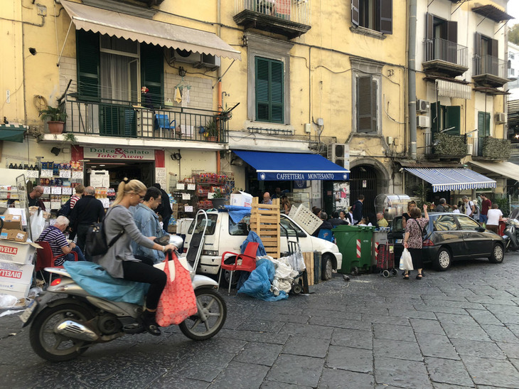 ナポリ旧市街にて。よく見ると「フィアット・チンクエチェント」が埋もれていた。