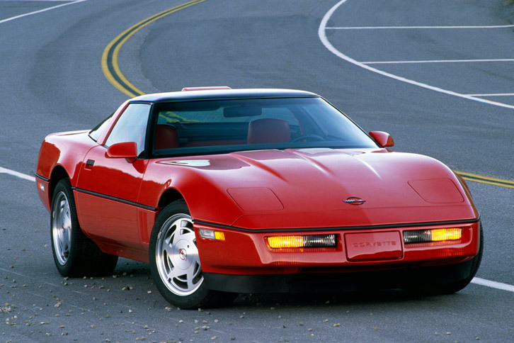 C4世代の「シボレー・コルベットZR1」。厳密には、ZR1はグレードではなくオプションパッケージという扱いだったようで、ロータスチューンの総アルミ製5.7リッターV8 DOHCエンジンや、専用のワイドボディー、強化されたブレーキや幅広のタイヤなどがセットになっていた。