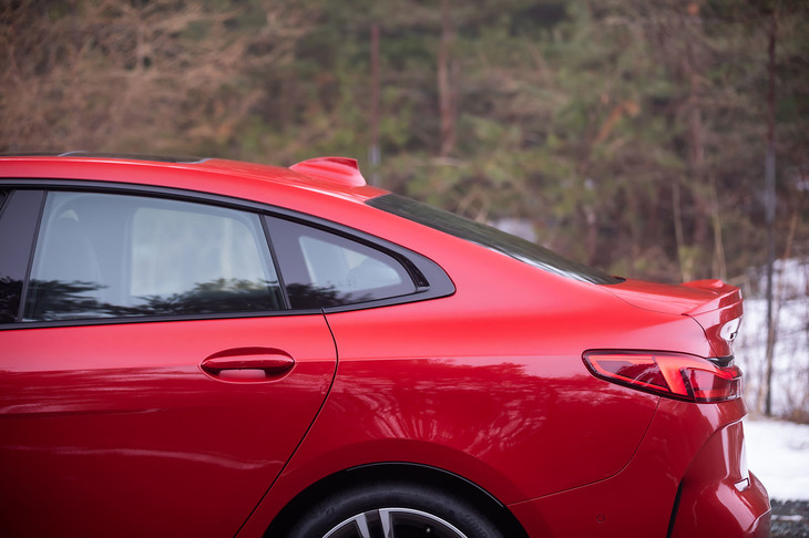 タイトなグリーンハウスや細いCピラー、ルーフからリアエンドまで続くなだらかなクーペ調のフォルムが「2シリーズ グランクーペ」の特徴。