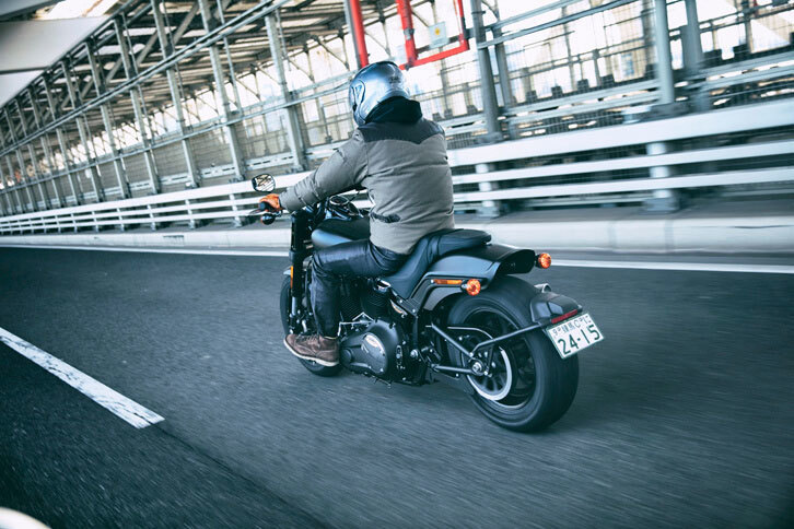 新開発のシャシーにより、スムーズな乗り味の実現と動力性能の向上が図られた2018年モデルのソフテイルファミリー。エンジンについても高精度デュアルカウンターバランサーの採用により、力強い鼓動感は残しつつ振動を低減している。