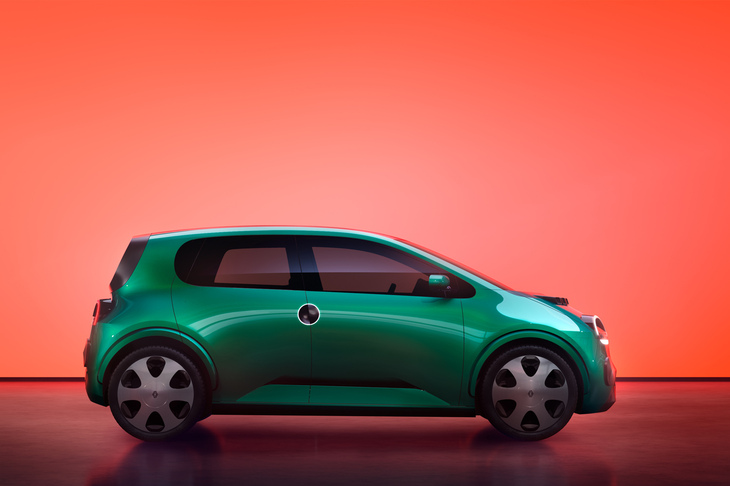 「トゥインゴ レジェンド」のサイドビュー。ルノーグループとEVの新会社「アンペア」のCEOを兼ねるルカ・デメオ氏は、「占有面積は欧州車の平均より20％小さい」と、そのサイズ感を説明している。