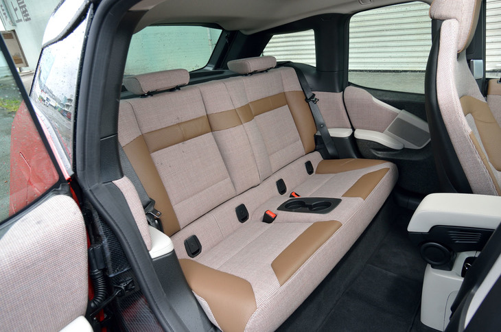 後席の定員は2人。シートは50：50の2分割可倒式となっている。