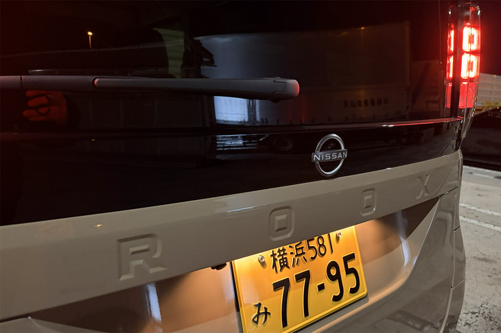 スポーティーな内外装デザインや装備の充実をセリングポイントとする「ハイウェイスター」グレードのリアウィンドウ下部には、「ROOX」の車名ロゴが大きく入る。