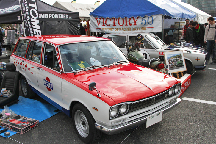 ハコスカ専門店を中心とするVICTORY50カークラブのクラブスタンド。昨秋のJCCAエンデュランス筑波ミーティングで、桑島正美氏と横山 剣氏が駆った1969年「日産スカイライン2000GT-R」と1972年「日産スカイライン ワゴン」をベースとしたサービスカーなどを展示。