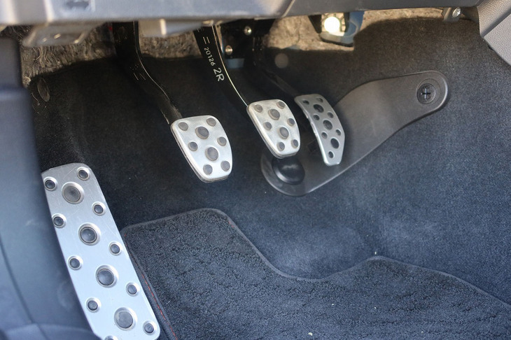 ペダルの配置はご覧のとおり。ブレーキペダルやクラッチペダルにはゴムで滑り止め加工が施されていた。