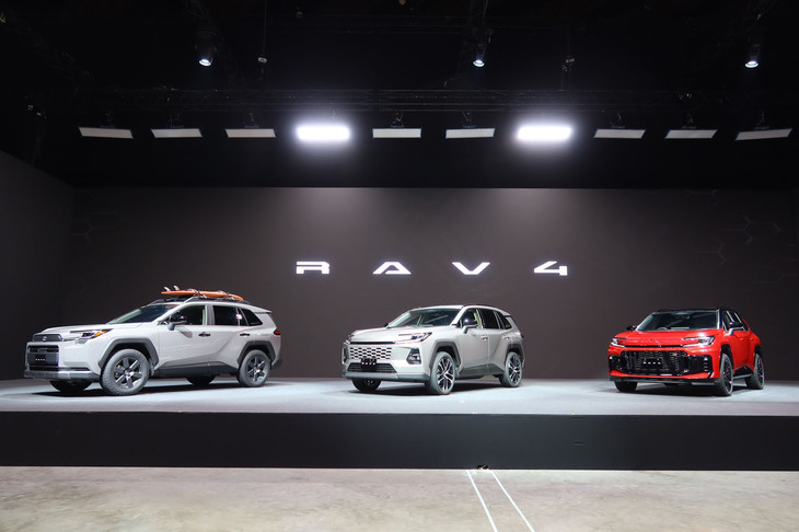 発表会場に並んだ3タイプの新型「トヨタRAV4」。写真左から順に、「RAV4アドベンチャー」「RAV4コア」「RAV4 GRスポーツ」。