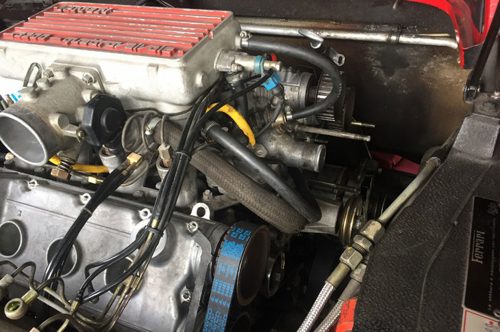 ミドに横置きされているV8エンジン。