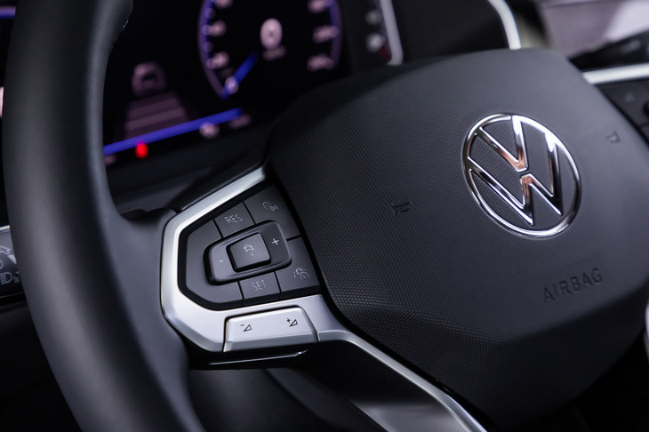 ステアリングホイールの左スポーク部分に配置された、同一車線内全車速運転支援システム「トラベルアシスト」の操作スイッチ。ステアリングホイールには静電容量式センサーが採用されており、スポーク部分に軽く手を添えるだけで、同システムの継続的な作動が可能となる。