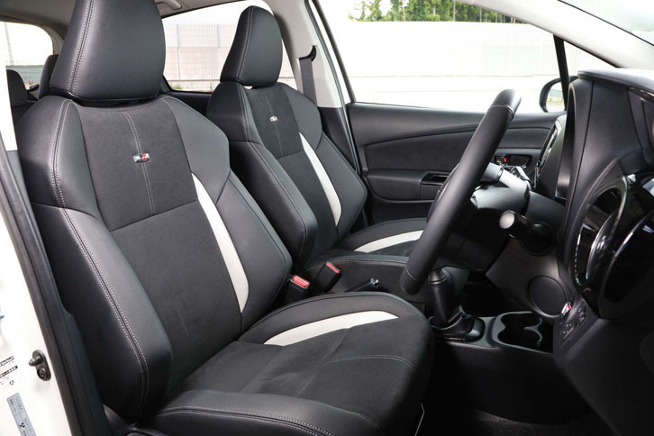 滑りにくい材質や大きなサイドサポートを採用することでホールドが高められた「ヴィッツGRスポーツ“GR”」のシート。