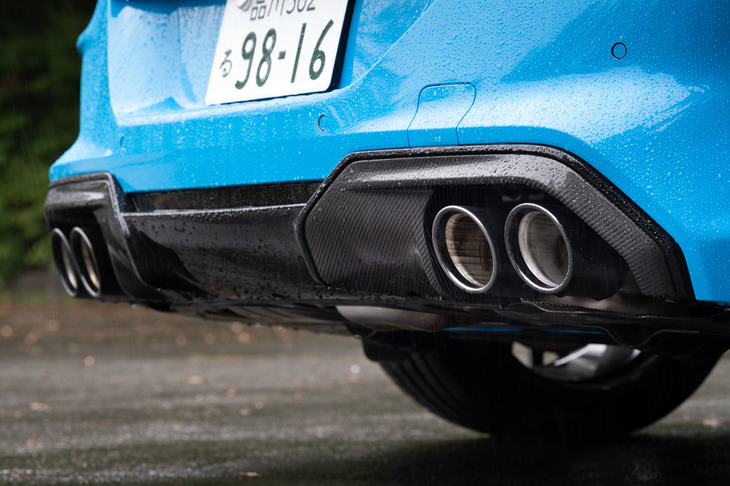 走り方に応じて刺激的なサウンドを奏でる4本のエキゾーストパイプ。試乗車にはオプションの「Mカーボンエクステリアパッケージ」が採用されており、フロントバンパー左右のエアカーテンガイドや、ミラーキャップ、リアスポイラー、リアディフューザーのインサートがいずれもカーボン製となっていた。