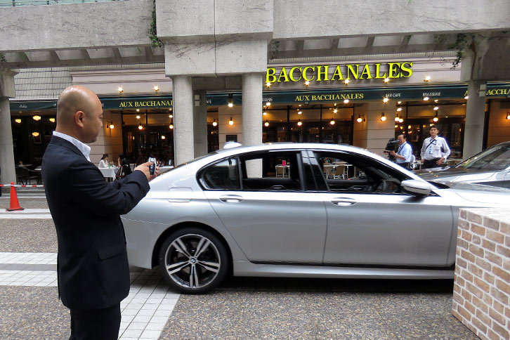 ドライバーの遠隔操作で駐車スペースに入っていく「7シリーズ」。当然ながら、運転席に人の姿はない。