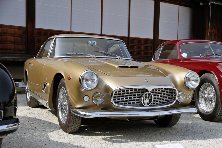 1962年「マセラティ3500GT」。最初のオーナーが女優のエリザベス・テイラーで、彼女の4番目の夫である歌手のエディ・フィッシャーが、マセラティ社にボディーカラーのシャンパンゴールドを指定して発注、車体に赤いリボンをかけてテイラーの元に届けたという逸話を持つ個体。2代目オーナーも、やはりハリウッド男優のアンソニー・クインだった。Touring Italian class from 1962（1962年以降に作られたトゥーリング製ボディーのモデル）を受賞した。木村英智氏所有。