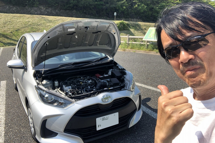 JR岡山駅そばのレンタカー屋でコンパクトカークラスを予約。配車されたのは、なんと登録からまだ3カ月というほとんど新車の「トヨタ・ヤリス」。今回は大当たりだった！ うおー最高！ レンタカーはどの車種が当たるかわからないから面白い。