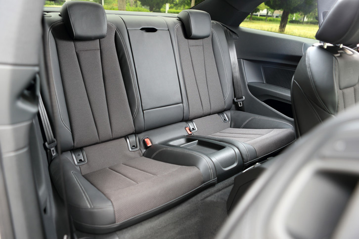 4：2：4の3分割可倒式リアシート。大人2人が座れる広さを有しているだけでなく、エアコンの吹き出し口や12V電源なども設けられている。