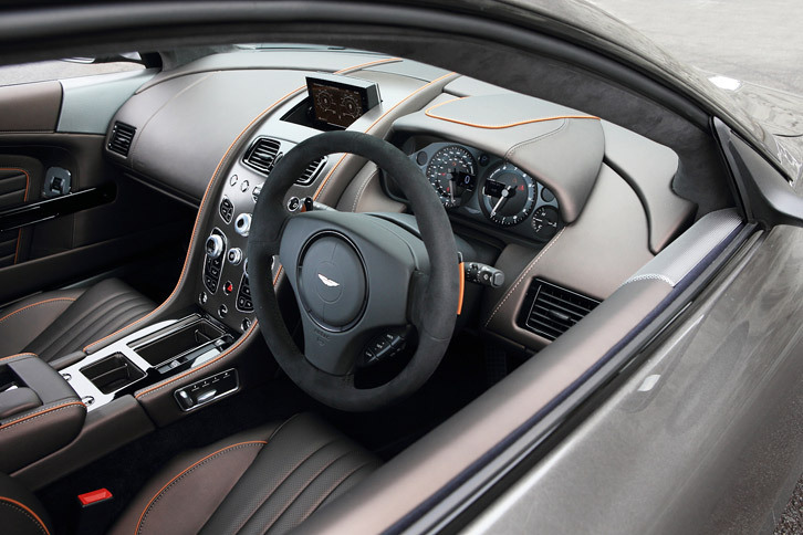 インテリアは豊富に用意された色やパネル、表皮素材を使い、ダッシュボードやルーフライニング、ドアトリム、シートなどをコーディネートすることができる。