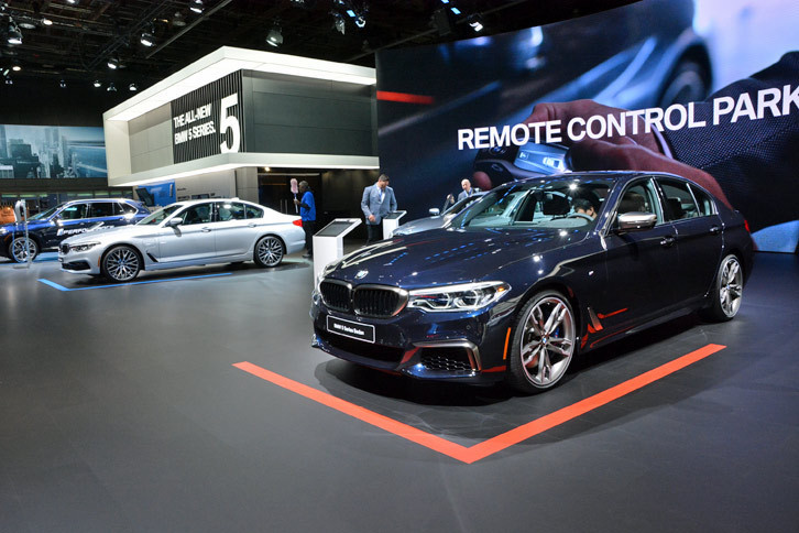 新型「5シリーズ」が前面に押し出されたBMWのブースの様子。