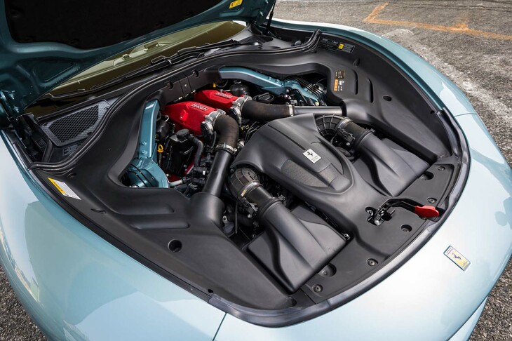 最高出力620PS、最大トルク760N・mを発生する3.9リッターV8ツインターボエンジンを採用。動力性能は、0-100km/h加速が3.4秒、最高速が320km/hと公称されている。