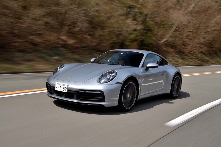 「911カレラ」の0-100km/h加速タイムは4.2秒。オプション「スポーツクロノパッケージ」装着車では4.0秒にまで短縮される。