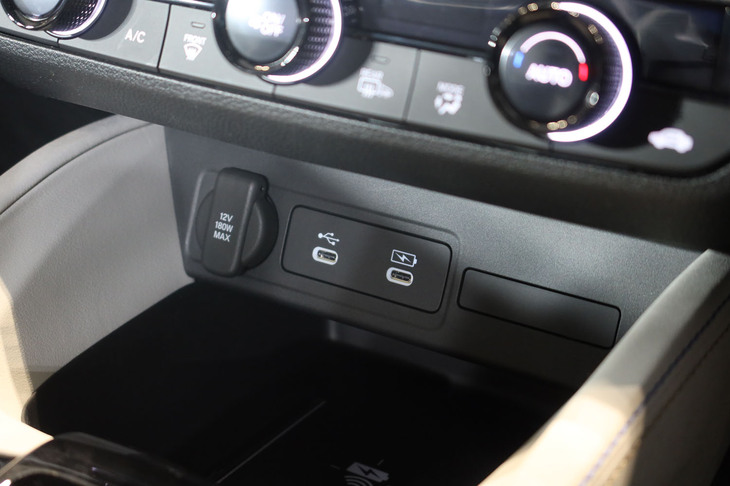 ホンダ・プレリュード（センターコンソールのアクセサリーソケットおよびUSBソケット）