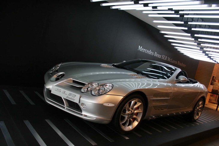 2007年9月に展示されていた「メルセデス・ベンツSLRマクラーレン ロードスター」。常に最新・最高級の市販モデルがスターのごとく展示されていた。
