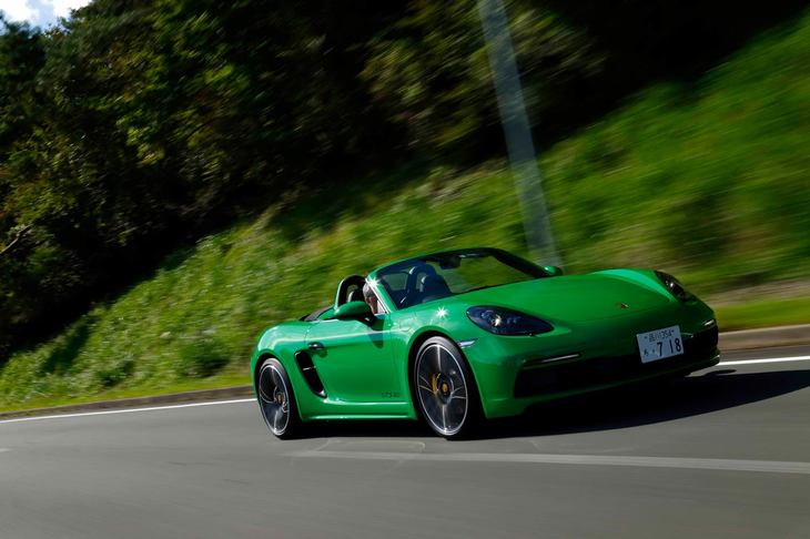 「718ボクスターGTS 4.0」が0-100km/h加速に要する時間はMT車の場合で4.5秒。最高速は293kmと公表される。