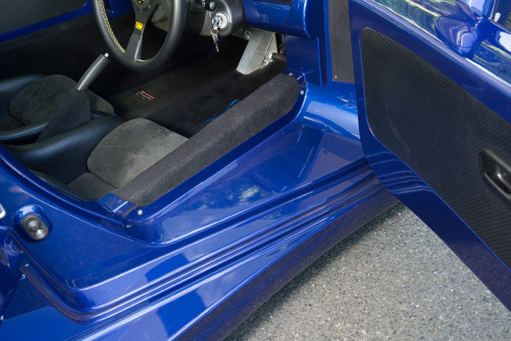 フレームが通っているのか、幅の広いサイドシルは内側の縁が敷居のように高くなっており、乗降の際にはこことシートのサイドサポートに手をついて体を支えた。