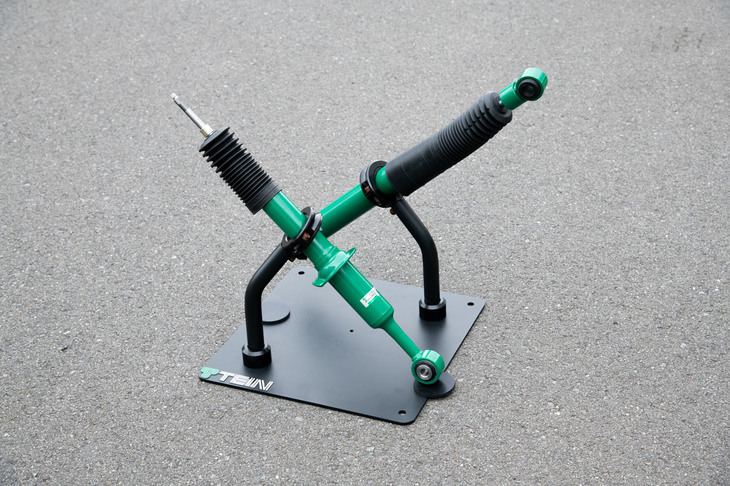 「トヨタ・ハイラックス」用の「エンデュラプロ」。世界展開する製品だけに、適応車種のバラエティーも豊富。国産車に加え、「BMW 5シリーズ」や「フォルクスワーゲン・ゴルフ」（5代目）用などもラインナップされる。