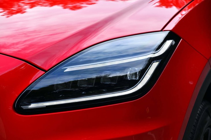 「Eペース」の2021年モデルでは、2段のJ字型デイタイムランニングライトが特徴的な、新デザインのヘッドランプが採用された。