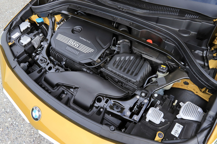 フロントフード下には最高出力192ps、最大トルク280Nmの2リッター直4ターボエンジンが横置きされる。