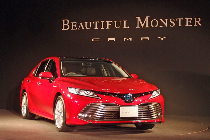 “BEAUTIFUL MONSTER”のキャッチフレーズとともに登場した「トヨタ・カムリ」。