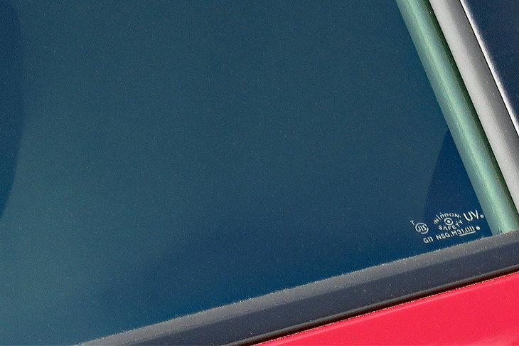 太陽光にさらされた際の、乗員の日焼けや内装部品の劣化、車内温度上昇などを抑制するUV＆IRカットガラスは、今では幅広い車種に用いられている。