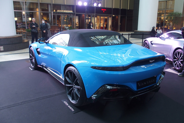 電動ファブリックルーフは、オープン操作が6.7秒、クローズ操作が6.8秒で完了する。