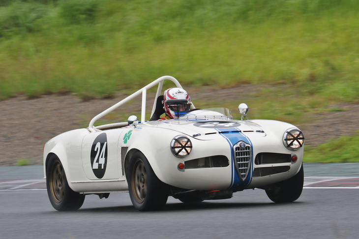 スーパークリスタルカップ／ハイパークリスタルカップ混走で13位（スーパークリスタルでは7位）となった「アルファ・ロメオ・ジュリア スパイダー」。