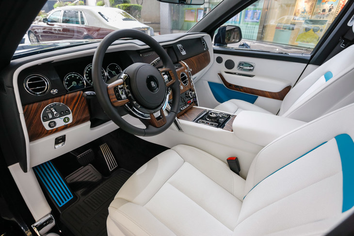 コーンズ・モータースのスタッフさんいわく、インテリアはいかようにもオーダーメイド可能。こちらのクルマは、白いシートと青いアクセントとのコントラストが目を引くデザインとなっていました。