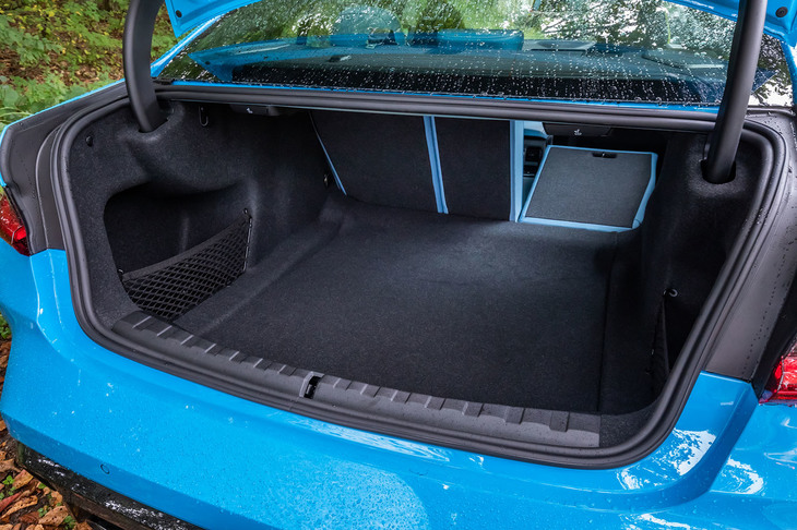 後席を使用する通常時の荷室容量はベースとなった「3シリーズ セダン」と同じ480リッター。背もたれは荷室に用意されたレバーを用いて、簡単に倒すことができる。