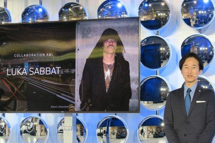 ルカ・サバト氏とのコラボレーションを発表する、BMWジャパン ブランドマネジメント本部の遠藤克之輔本部長。