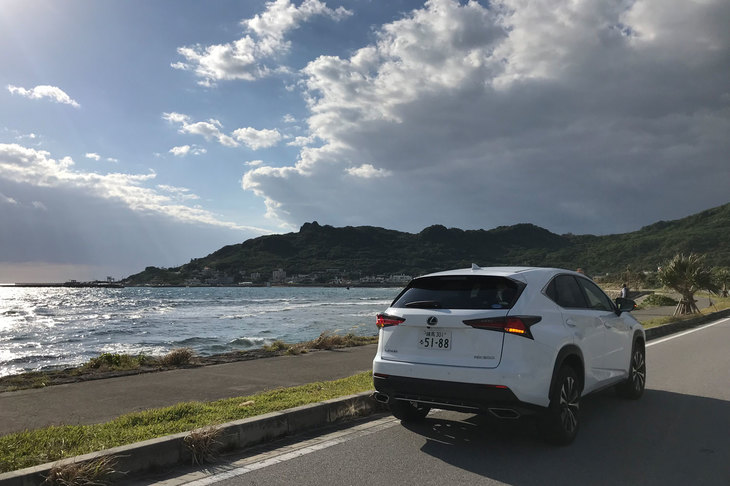 夏には肌を刺すような強い日差しが降り注ぐ沖縄だが、晩秋にはやわらかな日差しが辺りを包み、快適なドライブが楽しめた。