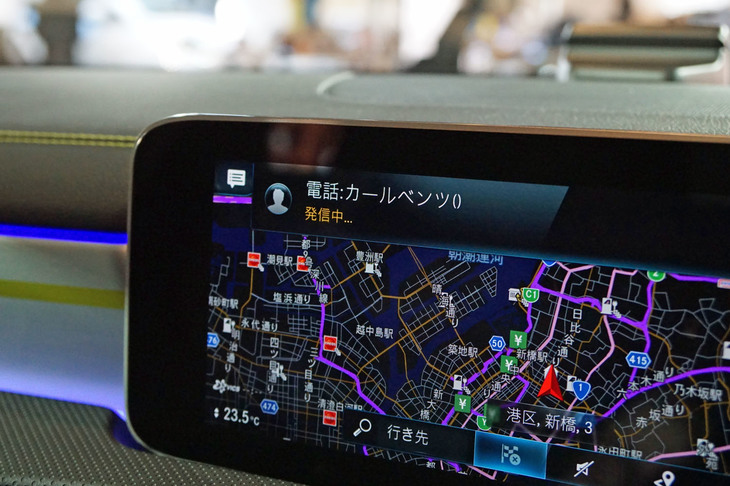 メルセデス・ベンツ日本のスタッフの計らいで、カール・ベンツ（という名で登録された別のスタッフ）と電話で話すこともできた。