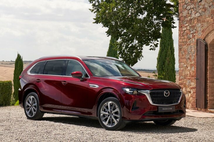 国内におけるマツダの新たなフラッグシップとして登場する「CX-80」。先達（せんだつ）の「CX-60」ともども、既存のマツダ車とは趣を異にする意匠をしているが……。