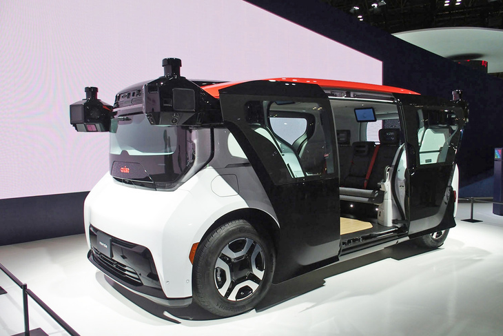 「ジャパンモビリティショー2023」のホンダブースに展示された「クルーズ・オリジン」。ホンダはゼネラルモーターズやその子会社であるGMクルーズと組み、2026年初頭に日本でロボットタクシーの運行を開始するとしていた。しかし、米国でGMクルーズの車両が事故を起こして運行を停止。GMは計画を凍結してしまった。