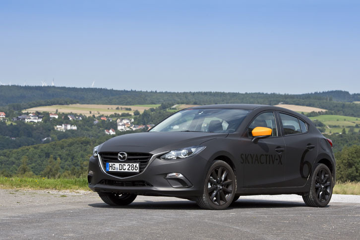 スカイアクティブXを搭載するテスト車。現行「アクセラ」をベースにしている。