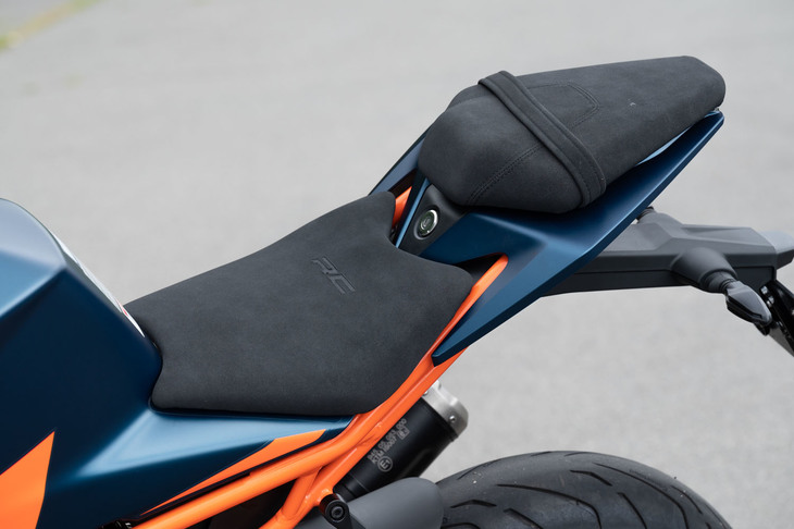 フルカウルのスーパースポーツだけに、シート高は824mmとやや高め。バンク時などにライダーがシームレスに下半身を動かせるよう設計されている。