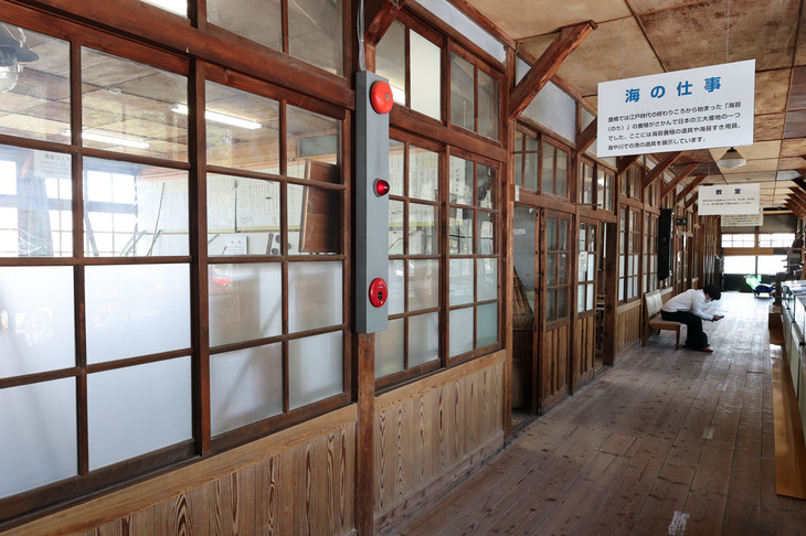 タイムスリップしそうな廊下。ほかにも昭和30年代の一般家庭の茶の間を模した生活用具展示室や、地場産業だった製糸用具の展示室などに約1000点の資料を展示している。