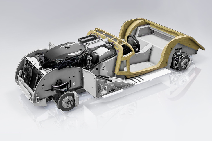 車両の骨格を形成する、新開発の「CXジェネレーションストラクチャー」。アルミを接着して組み立てたシャシーは実にモダンだが、上屋の基部には依然として木材（トネリコ）を用いている。（写真：モーガン）