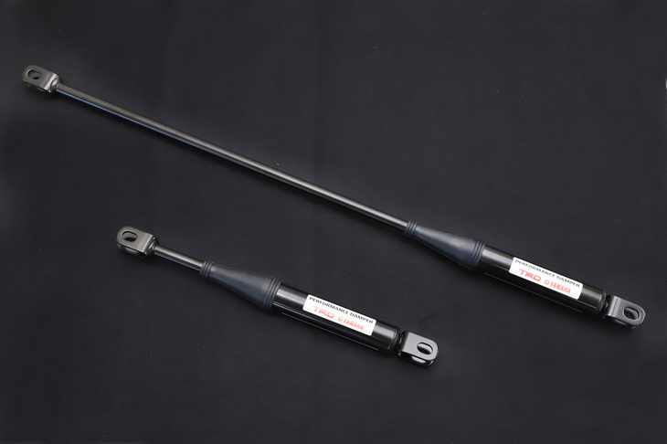 テスト車に装備されていたパフォーマンスダンパーの試作品。接合部にテンションをかけることで、ボディーの振動を減衰する効果がある。