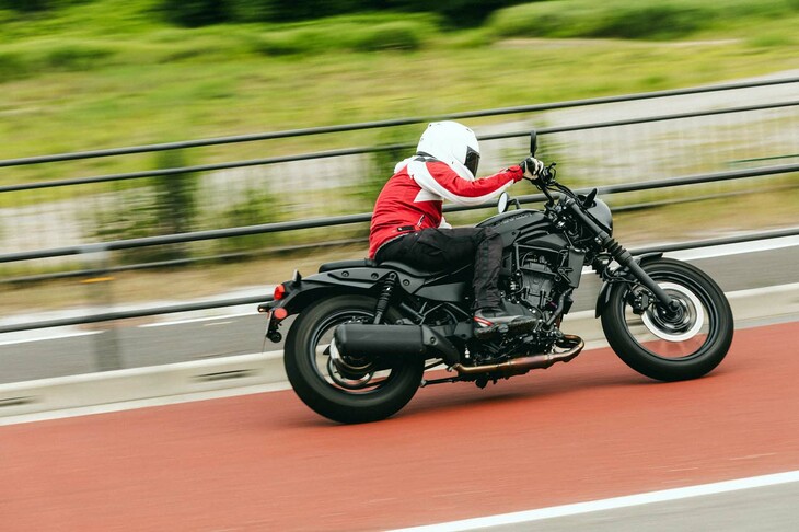 カラーリングは、標準モデルには「メタリックフラットスパークブラック」と「パールロボティックホワイト」の2種類を用意。一方、「SE」は「メタリックマットカーボングレー×フラットエボニー」のみの設定となる。