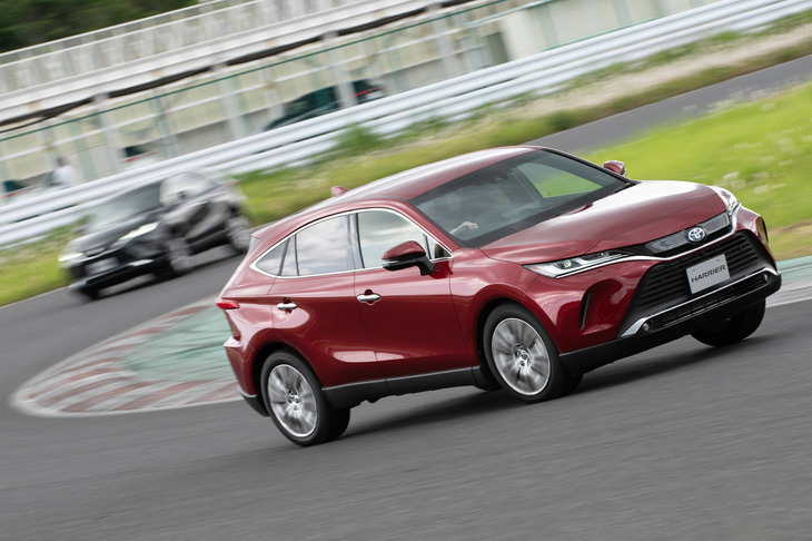 新型「ハリアー」では、純ガソリン車とハイブリッド車の両方にFFと4WDを用意。ハイブリッドとFFの組み合わせを設定するのは、今回が初となる。