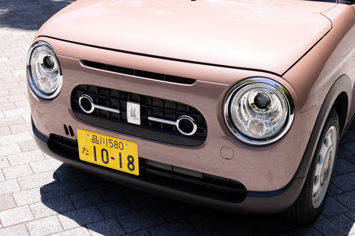 ベース車とは大きく異なる顔まわり。小さなグリル内のメッキ装飾など、その意匠は「スズライト フロンテLC」をモチーフにしたものか？（車名も「アルトラパンLC」だし……）