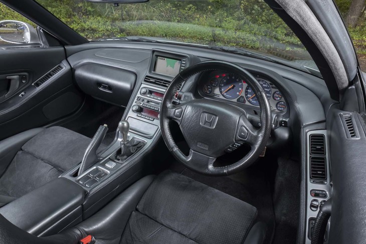 現在の視点で見るとスーパースポーツとしてはずいぶんあっさりとしたデザインのインテリア。筆者の2001年当時のリポートでもすでに「古くさい」と書いている。