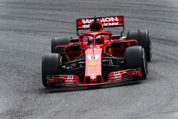 前戦メキシコGPでハミルトンにタイトル争いで敗れ悔しい思いをしたフェラーリのセバスチャン・ベッテル（写真）。続くブラジルGPでは、力強いパワーユニットのおかげもありフェラーリが上位に食い込んだが、予選ではハミルトンに0.093秒差をつけられ惜しくも2番手。昨年、そして2010年も2位から優勝しており、期待をもって決勝へと向かったものの、その走りは精彩を欠いていた。フォーメーションラップ中にセンサー異常が発覚、セッティングを変えての走行で思うようにペースが上がらない。スタートで3番手に落ち、以後ズルズルと後退、2ストップ作戦で6位完走と残念な結果となった。（Photo=Ferrari）